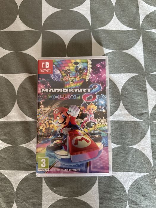 Nintendo Switch + MarioKart 8 Deluxe