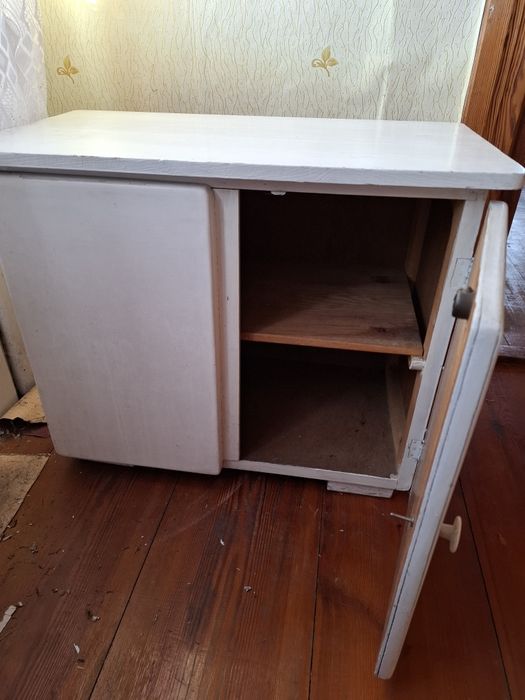 Biała szafka PRL