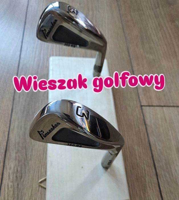 Kije golfowe jako wieszak.