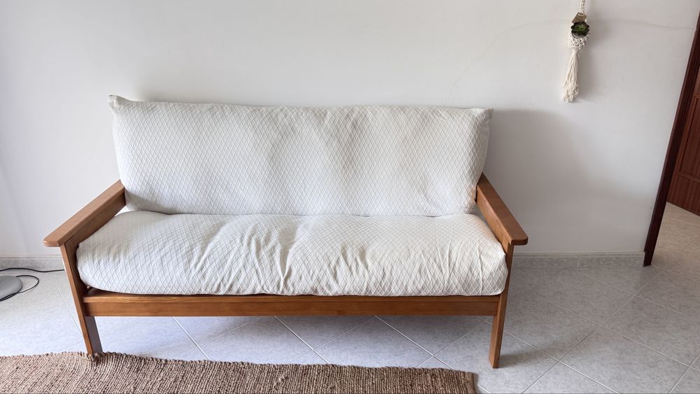 Sofá com estrutura em pinho e almofadão em pano cru