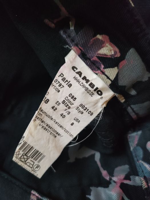 Spodnie jeans w motyw kwiatowy,super na wiosnę i lato.