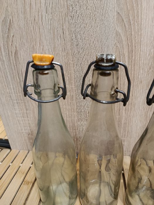 Stare butelki z kapslem ceramicznym krechla 0,3 l przeźroczyste z PRL