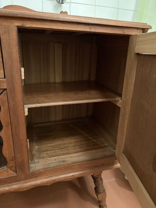 Aparador antigo em madeira maciça