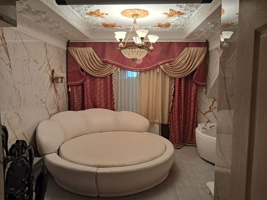 LUX-апартаменти з джакузi та круглим лiжком (Центр)