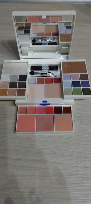 Paleta do makijażu.