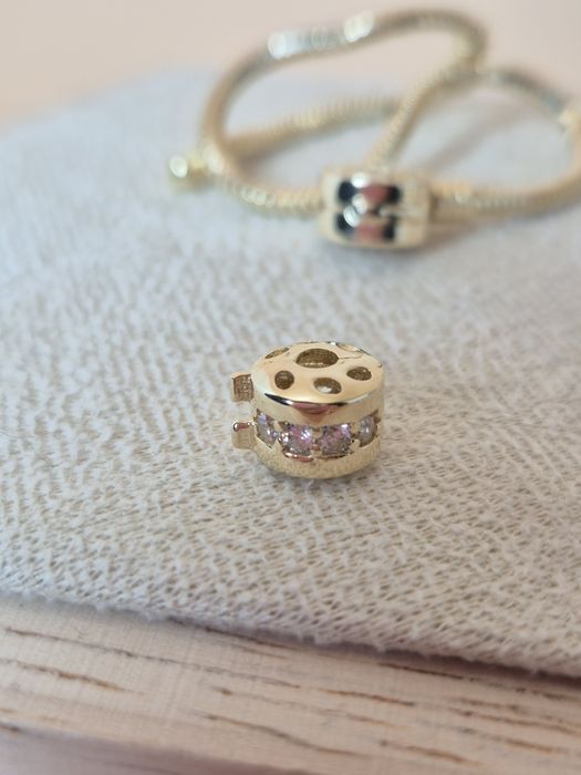 Złoty charms Stoper okrągły z białymi cyrkoniami 585