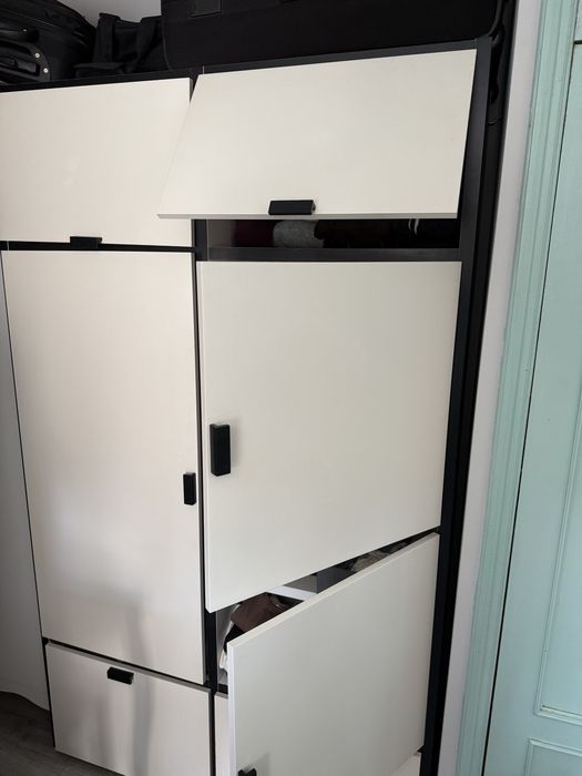 Roupeiro branco e preto