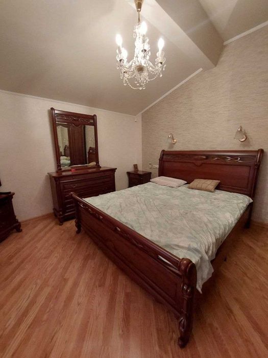 Продам двухэтажный дом с  ремонтом в Центре Слободки.