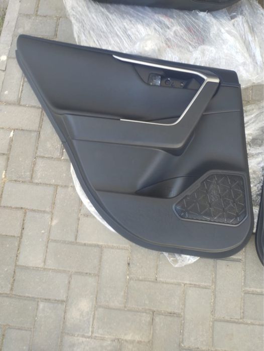 Карти дверей на Toyota RAW4 2.5 2018-2024. Чорна шкіра, синя нитка