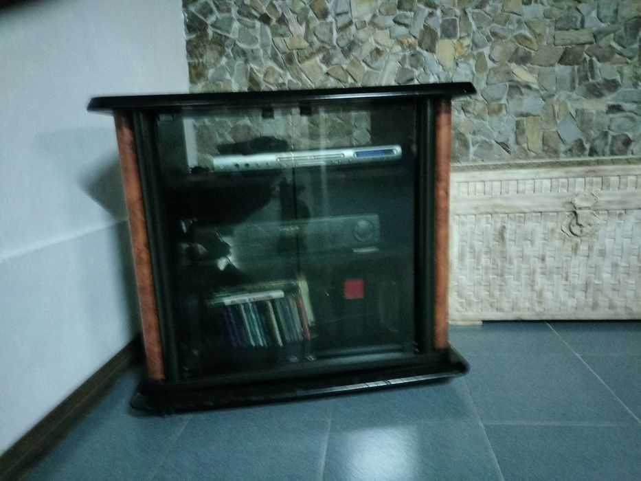 Móvel TV com portas de vidro