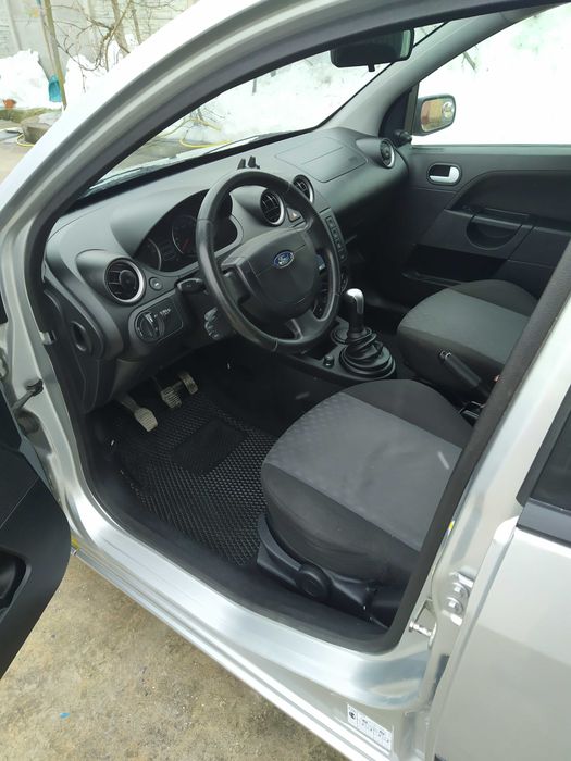 форд фієста 1.4 бензин у хорошому стані.