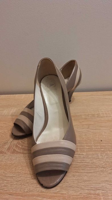 Buty na obcasie ze skóry