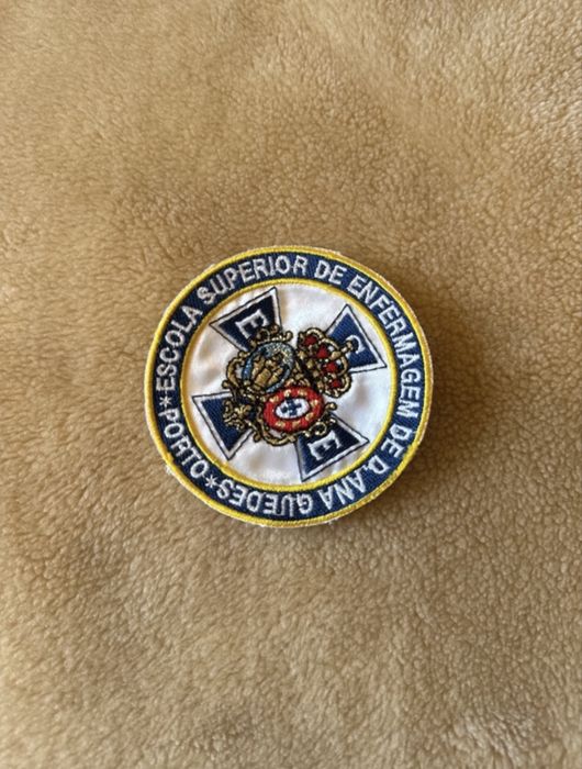 Emblemas capa traje académico.