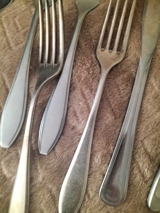 Kilkanaście sztuk sztućcy różne