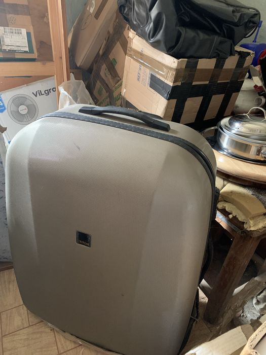 Валіза на колесах для подорожей