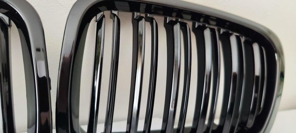 Grelhas M capot BMW Série 3 E46 pré LCI - preto brilhante - novas