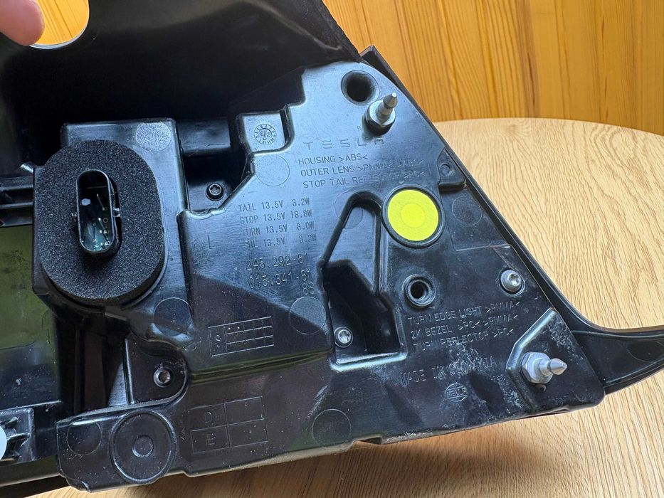 Фонар Tesla model 3/model Y Європа 4pin правий внутрі. та лівий зовні.