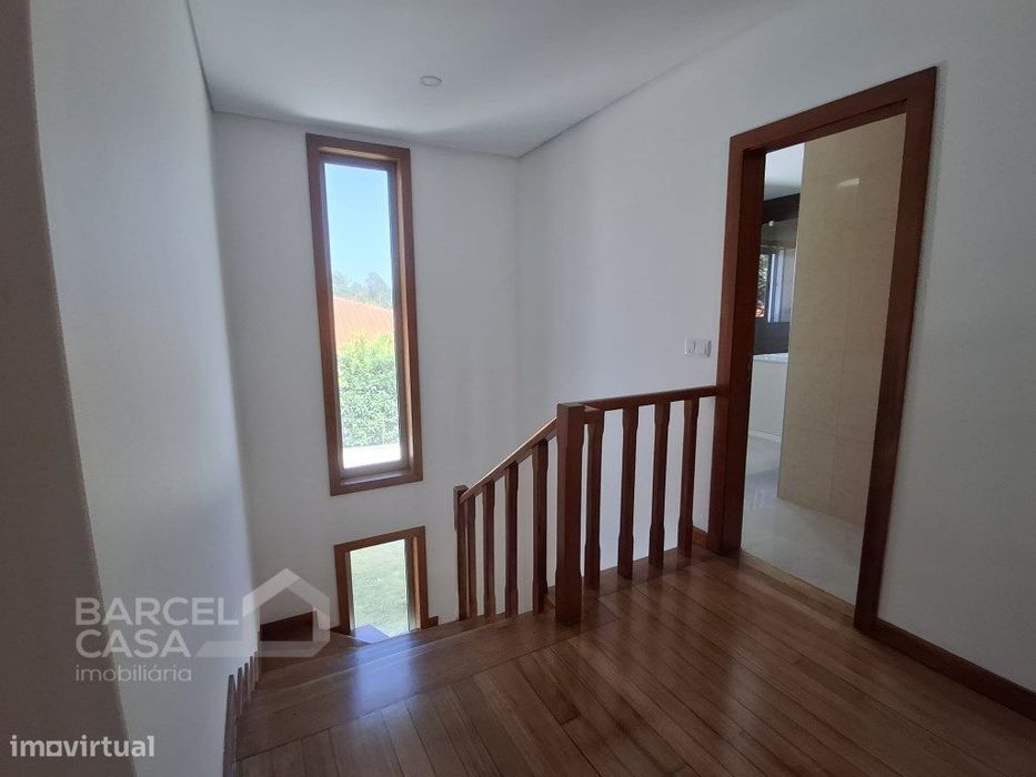 Moradia T4+1 Exclusiva em Tamel São Veríssimo | A 5 Minutos do Cent...