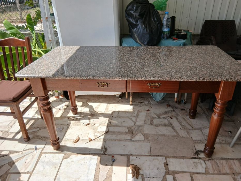 Mesa de jantar em bom estado