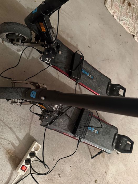 2 trotinetes elétricas