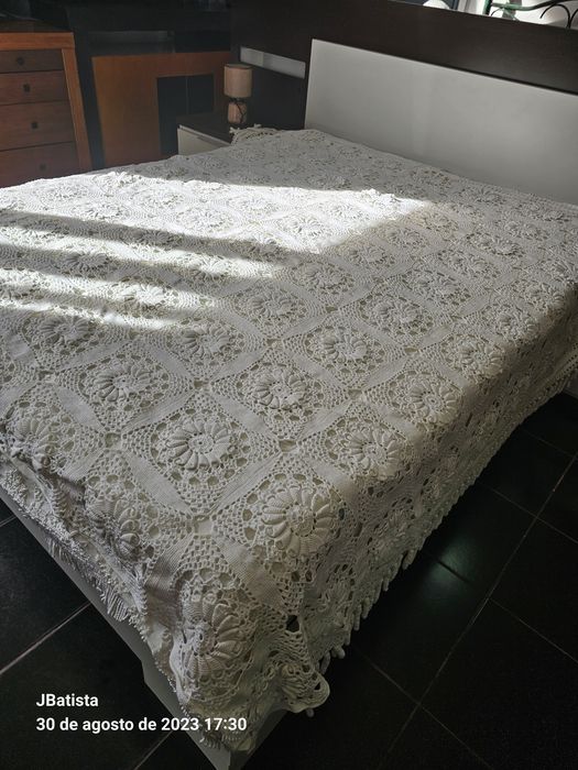 Colcha em renda, bastante trabalhada
