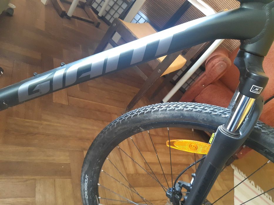 Bardzo mało jeżdżony Giant Roam (21 biegów),
rama M4,
Kask gratis