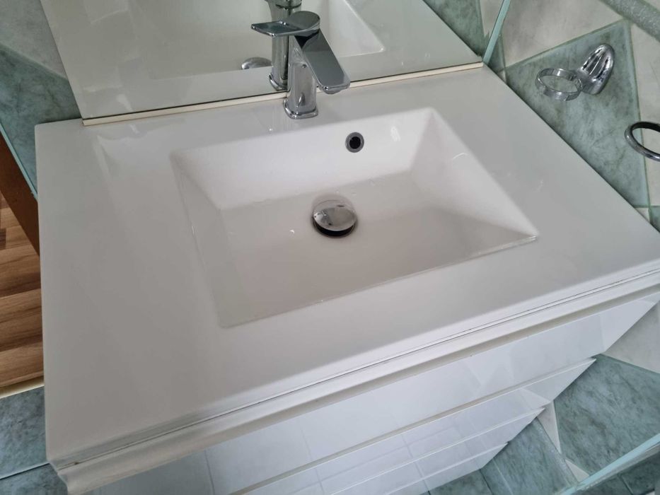 Elegancki komplet łazienkowy -szafka z umywalką i lustrem