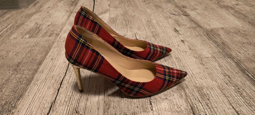 Buty, szpilki, czerwone w kratkę