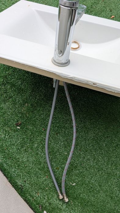 Lavatório de 60cms com torneira