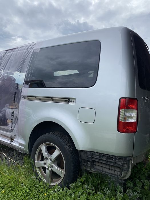 Błotnik tylny lewy prawy ćwiartka szyba VW Caddy Maxi long 04-15r
