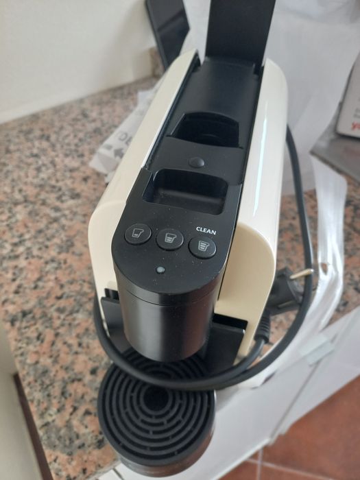 2 maquinas de cafe  nespresso  e pingo doce