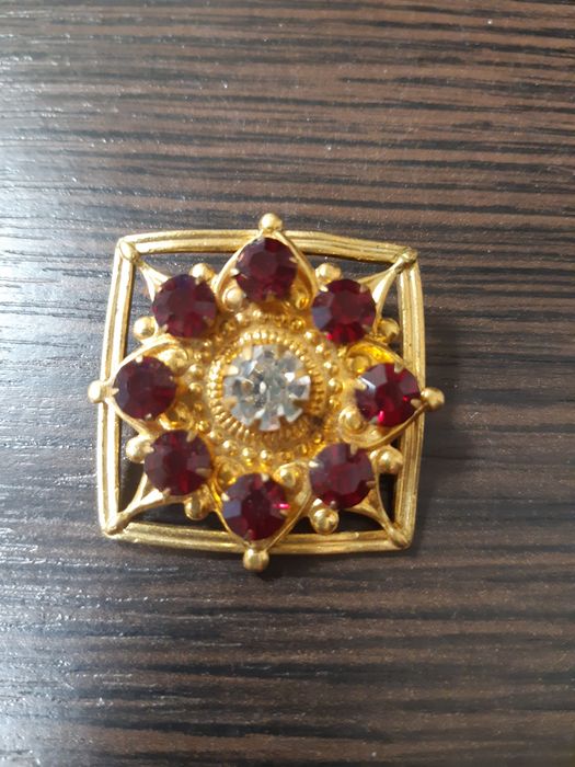 Декоративні брошки