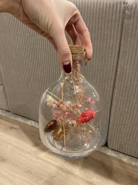 Vaso transparente com flores secas