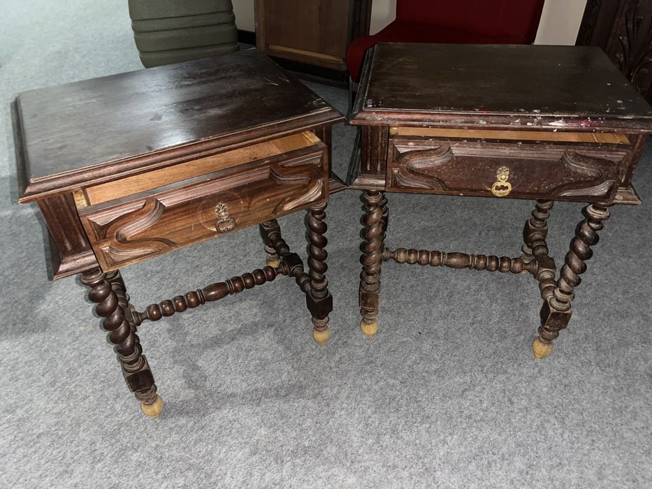 Móveis de Quarto em Madeira Maciça – Roupeiro, Cómoda e 2 Mesas de Cabeceira