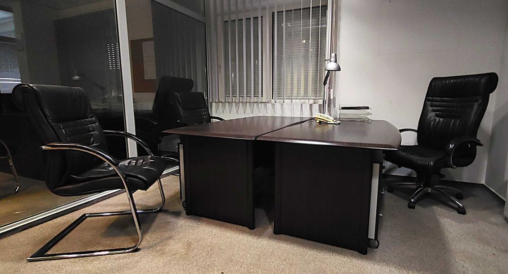meble biurowe- biurka, dwa fotele skóra , szafka