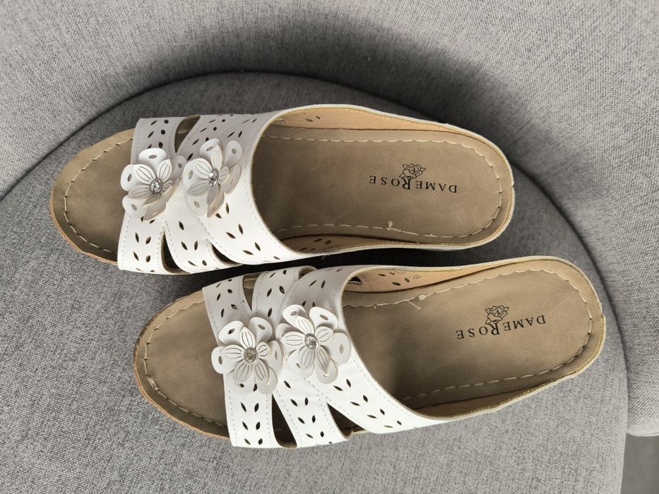 Жіночі шльопанці на платформі