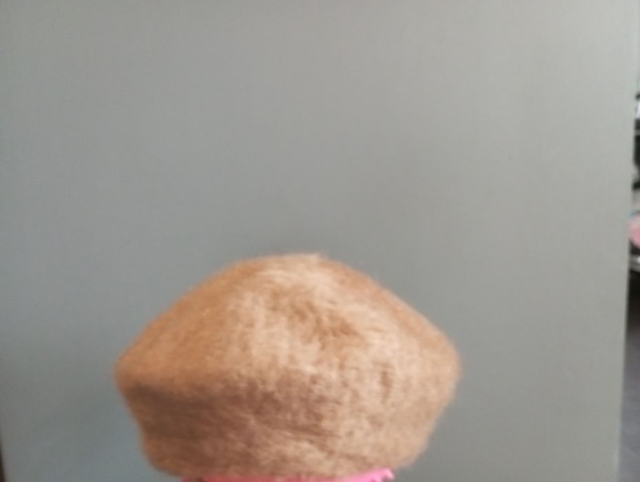 Włochaty beret beżowy