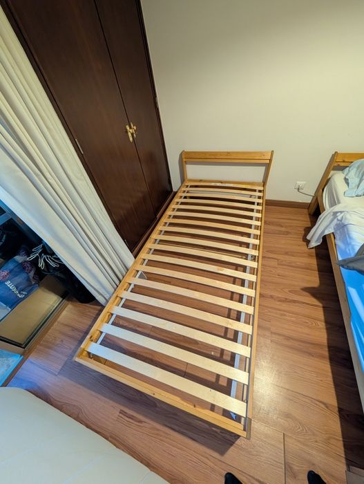 Duas Camas IKEA NIEDEN em pinho