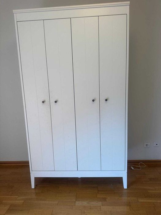 Roupeiro branco com portas em harmonio