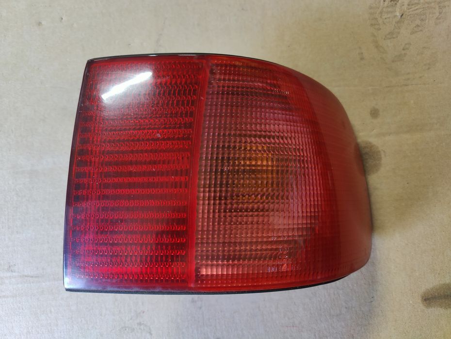 Audi A8 D2 lampa prawy tył