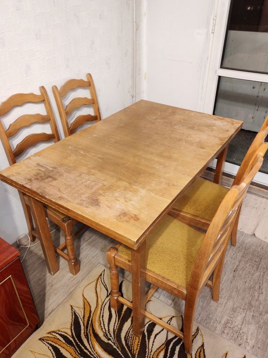 Drewniany stół z krzesłami