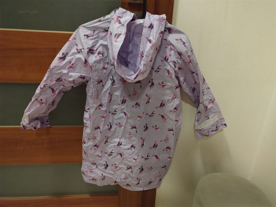 Płaszcz przeciwdeszczowy dziewczęcy rozm.122/128