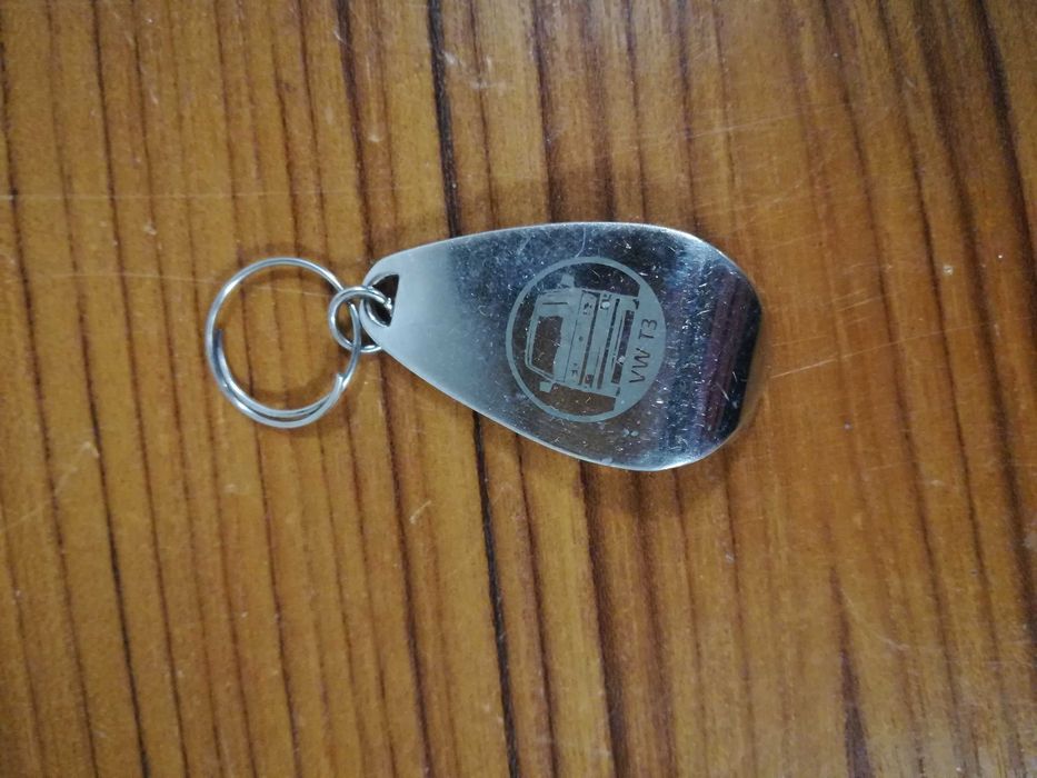 Metalowy brelok - otwieracz do butelek z grawerem VWT3