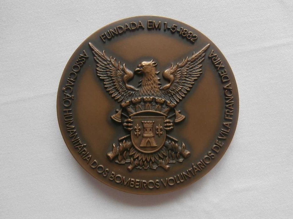 Várias medalhas de bombeiros
