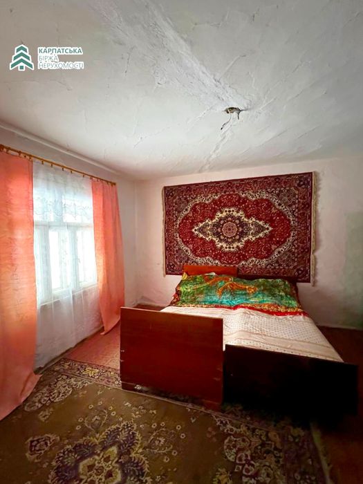 Старий будинок разом з земельною ділянкою в селі Подобовець