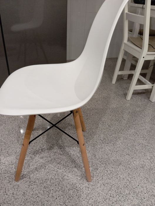 Vendo cadeira branca