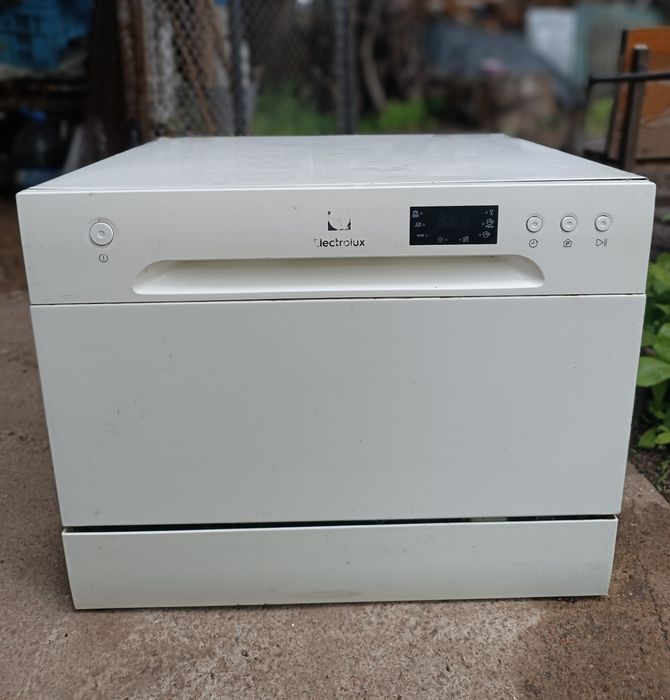 Посудомийна машина Electrolux ESF2400OW