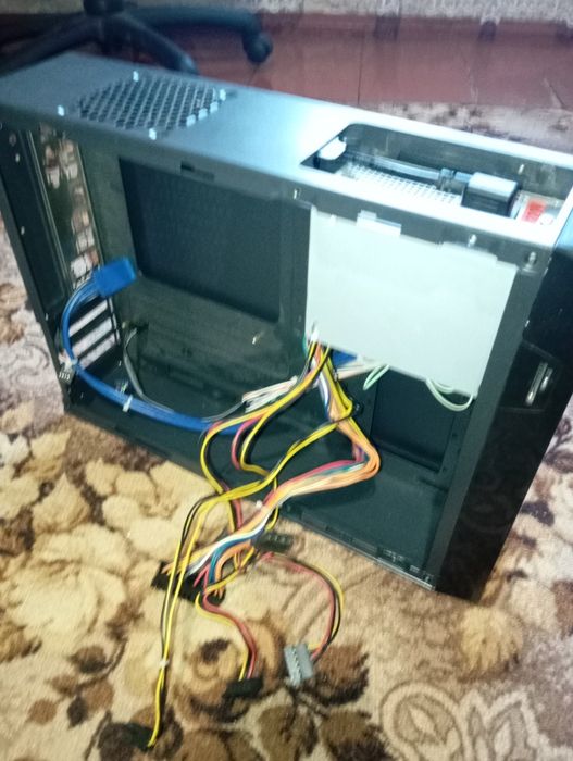 Корпус і блок живлення ПК