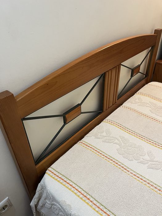 Cómoda com espelho, 2 mesas de cabeceira e cama de casal com colchão