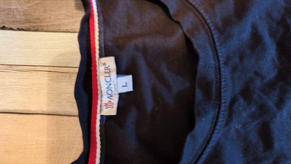 czarna koszulka Moncler